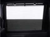 ◆スクリーンサンシェード◆リアドアに装備されています。日差しを和らげ、プライバシーの保護にも役立ちます。後部座席にお子様を乗車させるときも、ゆっくりお昼寝できます♪