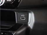 ◆USB接続端子◆スマホやiPodなどを接続して、いつもの音楽を車内でもお楽しみいただけます♪
