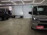 当店では専任のメカニックが大切なお客様のお車を一台一台丁寧に整備いたします。自社認証工場にてリフトアップし下回りまでキッチリ検査いたします。