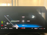 BMWのメーターパネルは選曲や、ラジオのチャンネルなども表示可能です。運転中に目線が泳ぐことなく、安全で疲れにくいです。