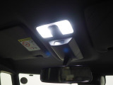 ルームランプはLEDタイプ。夜間の室内を明るく照らします。