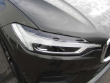 ひときわ印象的なT字型のLEDヘッドライトは、新世代のボルボを象徴するユニークなアイコンとなっています。LEDデイタイム・ランニング・ライトやポジションライト、ウインカーの役割も果たします。