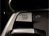 【コックピットシート】BMW車の主役席。車体中央にくる様に配置し車両重心とが一致する事でドライバーと車との一体感あるドライビングを実現。人間工学に基づき形成した形状が長時間のドライブ疲労も軽減します!