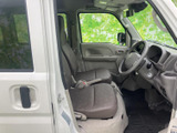 広々とした室内空間。運転席からの視界も広く、運転操作も快適に行えます。シートの形状も工夫されており、長距離運転でも疲れにくいでしょう。