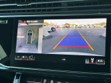 ●リアビューカメラ『入車経路を算出し、ガイドラインと補助線をディスプレイに表示します。同時にバンパーに内蔵のセンサーが障害物を感知し音で注意を促します。後方の死角も安心していただけます。』