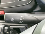 雨天時の視界確保に欠かせないワイパーレバーは、様々な運転状況に対応できる多段階調整が可能です。快適なドライブをサポートします。