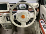 インテリアに合わせたデザインのステアリングは、運転される方のことも考え、運転しやすい形状、大きさです。是非一度、実際に触ってお確かめください。