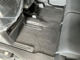 しっかりと汚れ、砂ぼこりを落とし足元まで清潔な車内空間を作り上げております♪