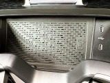ワイヤレス充電器の近くにはUSBタイプCの端子が2か所ございます。携帯電話カバーなどでワイヤレス充電ができなくても、USBタイプCの高速充電で対応できますので安心してドライブをお楽しみ頂けます。