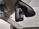 MINIではルームミラーの裏側にETCの車載器が内蔵されており、別途で車載器の購入必要なしで非常にスマート。皆様が驚かれるポイントのでもあります