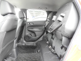 ★リアスペース★狭い駐車場などテールゲートを開けられない時は、簡単操作で後席の座面をはね上げて荷物を積める空間に!高さのある荷物も積んでいただけます!