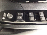 運転席のスイッチで全てのウィンドウの開閉操作を行うことができます。ロックボタンをONにしておくと、運転席以外のウィンドウは作動しないのでお子様を乗せているときなども安心ですね♪