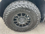 タイヤは、285/70・R17サイズのヨコハマジオランダーM/Tを装着。 多くの新技術を投入し、耐久性・耐摩耗性を追求。 オフロード性能をさらに研ぎ澄ませた、ジオランダーM/T 。