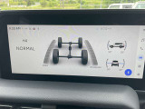 マルチインフォメーションディスプレイ。 車両が前後・左右にどれだけ傾いているかなど、おおよその角度をグラフィックで表示。