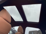 サンルーフの開放感により車内はいつも明るく、自然と会話が弾んでドライブも一段と楽しくなります。