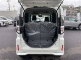 荷物がどれだけ載るか一目で確認。広さ・開口部・段差、内張りの状態までチェックできます。