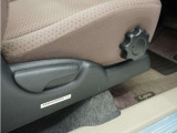 ◆シートハイトアジャスター◆運転席を上下に高さ調節ができます!運転ポジションを体格に合わせてシート調整できます。