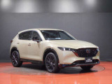 マツダCX-5のフロントマスクは、立体感のあるグリルと精悍なヘッドランプが上質な存在感を演出します。魂動デザインによる洗練された風格と力強さを兼ね備えた姿を、ぜひ店頭でお確かめください。