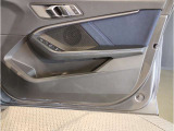 BMWはドアが分厚いです。衝突によりドアがつぶれてしまった場合にも外からいち早くドアを開けれるよう考えられています。数十秒の救出の遅れが命につながりかねない場合、こういった配慮が重要なポイントです。