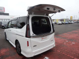 デュアルバックドアで、狭い駐車場でも積み下ろし可能!