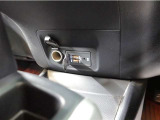 前席USBソケット(TypeA)でスマホの音声を車内でお楽しみ頂けます!