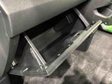 大きな荷物を収納できる、便利な助手席グローブボックス
