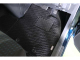 フロアマット標準装備。車内を清潔に保ちます。