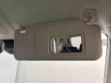 ちょっとした身だしなみチェックができるバニティミラー付き運転席・助手席サンバイザー,運転席側にはチケットホルダーも付いてます