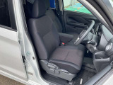 快適に運転できるドライブポジション!40mmも調整できる運転席シートリフターとシートスライドで、無理のない運転姿勢がとれます