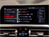 【ⅰドライブナビゲーション】文字情報も鮮明に表示する高解像度カラーディスプレイを採用。視認性に優れた地図デザインと特徴的な建造物を目印にした描写表示で現在位置を把握できます。地図データの更新も可能です