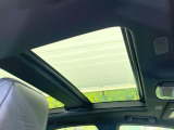 【サンルーフ】開放感たっぷりの希少装備、サンルーフが装着されています!車内に明かりを取り入れたり景色を楽しむ以外にも、車内の空気も簡単に換気できて快適です!