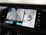 ◆サイドビュー◆サイドのカメラでは、ドライバーの視点からはピラーの陰になる部分や前後左右のウインドウの下側など、どうしても見ることができない死角をカバーします。