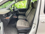 運転しやすい配置のスイッチ類が、快適なドライビングをサポートします。シンプルで洗練された空間です。