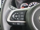 ハンドルの左側のスイッチは携帯電話のBluetoothとペアリング設定をしておけばハンズフリー通話ができるスイッチ&オーディオの切り替え・選局・音量調整の操作ができます。
