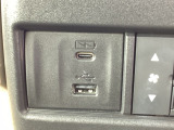 スマートフォンなどの充電に便利なUSBジャック。運転席からも助手席からも使いやすいです。