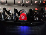 MINIの内装はとにかく『円』に拘ったデザインコンセプトが一目で伝わってきます。これほど円形に拘った車は他に御座いません。伝統のデザイン、トグルスイッチなど遊び心のある内装で御座います。