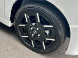 純正アルミホイール(15インチ)を装着しています。安全運転で楽しいドライブを。