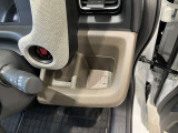 運転席インパネトレー、ドリンクホルダーです。