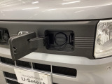 普通充電はフタを直接押し、急速充電は車内のボタンを操作して開け、あとは充電コネクターを差すだけで充電開始します。簡単な充電操作と、フタの開け方を変えることで差し間違いを防げる安心感。