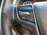 左側ステアリングスイッチ。ステアリングから手を離さずに操作できるので、運転に集中できます。
