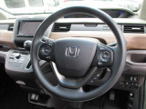 オーディオの音量やチャンネル操作ができるスイッチが、ハンドルに付いています。運転中でも、操作が行えて非常に安全・便利です!