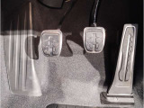 ペダル】BMWはオルガン式アクセルペダルを採用しています。踏み込む足とペダルが同じ軌跡を描くため、かかとがずれにくく、アクセルコントロールがよりしやすくなるメリットがあります