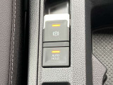 電動パーキングブレーキはホールド機能付きで信号待ちなどブレーキから足を離すことができ、加えて坂道発進時や渋滞時に便利で安心なオートホールド機能も装備しています。