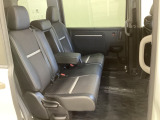 2列目シートは背もたれの角度調節ができるベンチシートになっております。長距離運転になってもゆったりとできるようにアームレストがついてます。