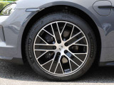 F:245/45R20、R:285/40R20