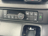 オートエアコンは温度を設定すれば自動で快適な状態をキープしてくれるので運転中の温度操作が減るので楽々ですね♪