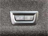 【電動テールゲート】オートマアチックトランクリッドオペレーションが装備されています。両手が塞がっている時でも、スマートキーを身につけていればハンズフリーで開閉可能です。