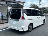 軽いハーフバックドアを開ければ狭い駐車場でも荷物が出せますね♪