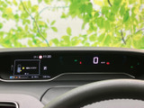 視認性の高いメーターデザインで、速度や燃料残量などを一目で確認できます。運転中の情報把握をスムーズにします。