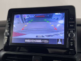 上から見下ろしているかのような映像のアラウンドビューモニターや、車の後方を確認できるバックカメラ付きで安心です。